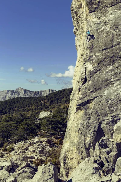 Två klättrare gör en stigning till toppen av klippan. — Stockfoto