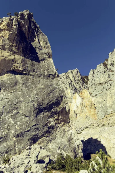 Two climbers make an ascent to the top of the cliff. — Stock Photo, Image