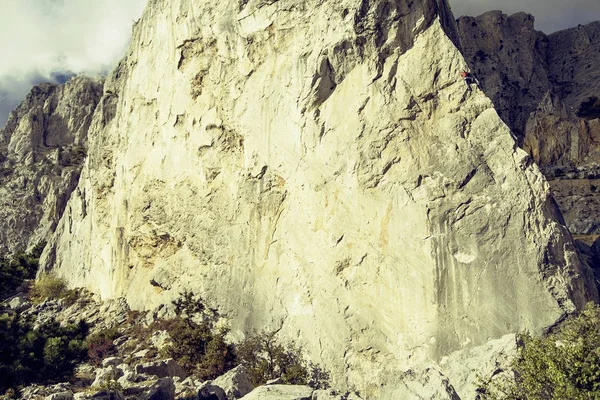 Δύο ορειβάτες κάνει μια ανάβαση στην κορυφή του βράχου. — Φωτογραφία Αρχείου