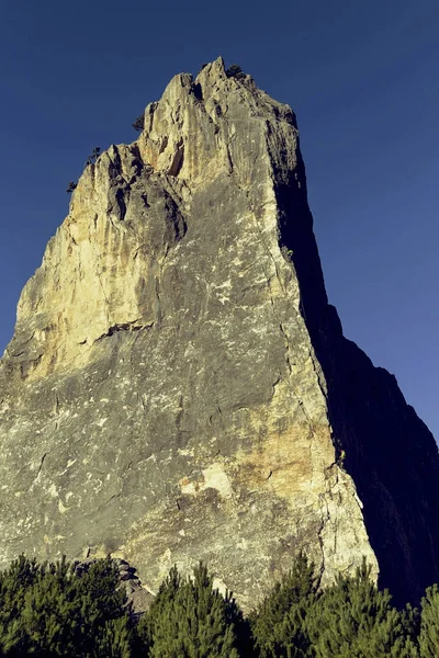Δύο ορειβάτες κάνει μια ανάβαση στην κορυφή του βράχου. — Φωτογραφία Αρχείου