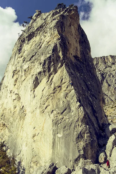 Two climbers make an ascent to the top of the cliff. — Stock Photo, Image