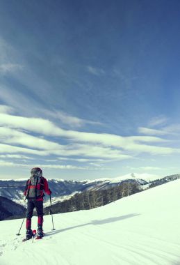 Bir sırt çantası ve çadır ile dağlarda kış yürüyüş.