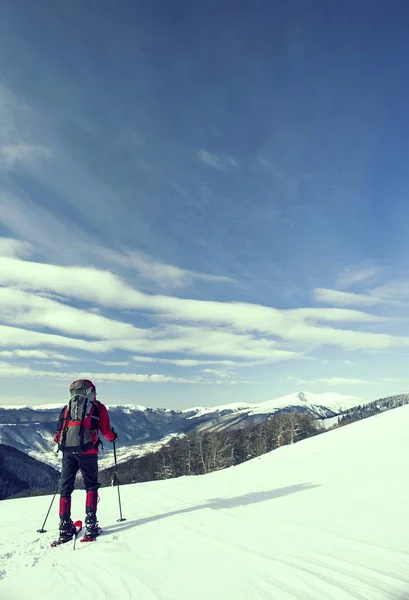 Vinter vandring i bergen med en ryggsäck och tält. — Stockfoto
