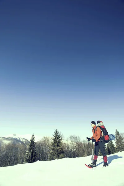 冬ハイキングのバックパック、テントと山脈の. — ストック写真