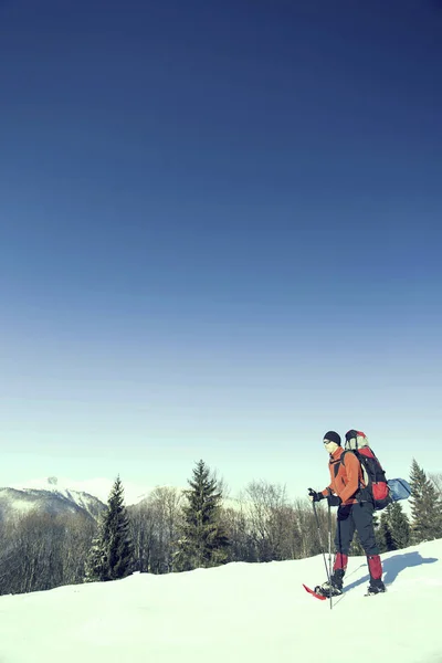 Caminata de invierno en las montañas con una mochila y tienda de campaña . —  Fotos de Stock