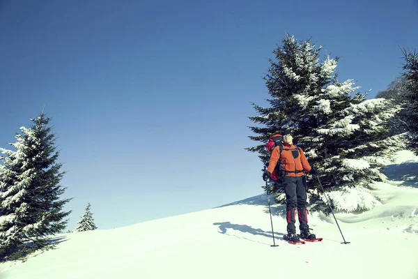 Winter hike in the mountains with a backpack and tent. — Stock Photo, Image