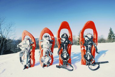 Karda dört kırmızı kar Ayakkabılarını çıkart.