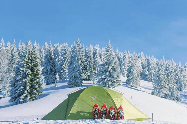 A tenda fica em uma montanha na neve . — Fotografia de Stock