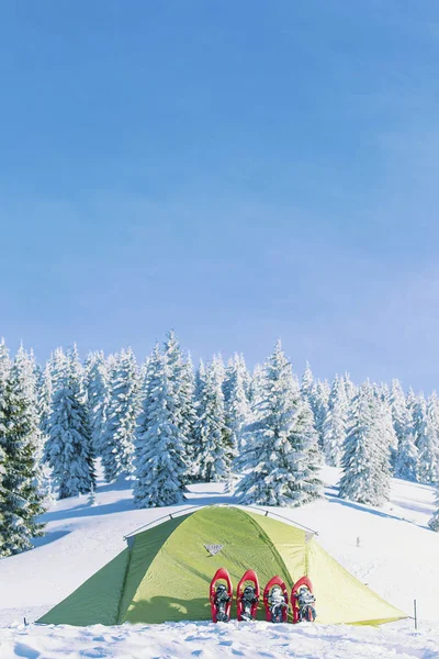La tenda si erge su un fianco della montagna nella neve . — Foto Stock