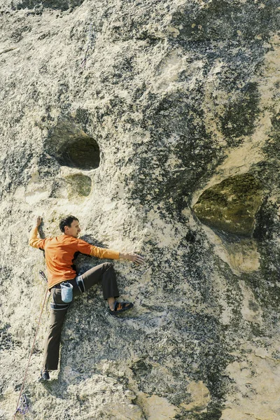 Escalador para subir ao topo da montanha . — Fotografia de Stock