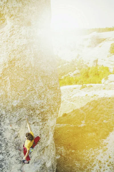 Climber to climb to the top of the mountain. — Stock Photo, Image