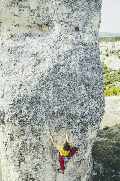 Escalade pour grimper au sommet de la montagne . — Photo