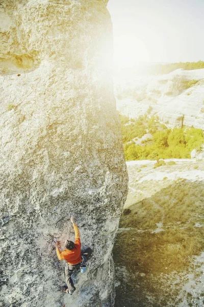 Escalador para subir ao topo da montanha . — Fotografia de Stock