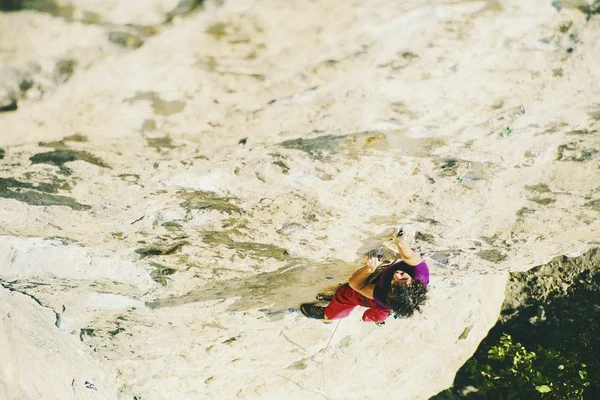 Climber to climb to the top of the mountain. — Stock Photo, Image