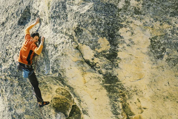Klättraren att klättra till toppen av berget. — Stockfoto