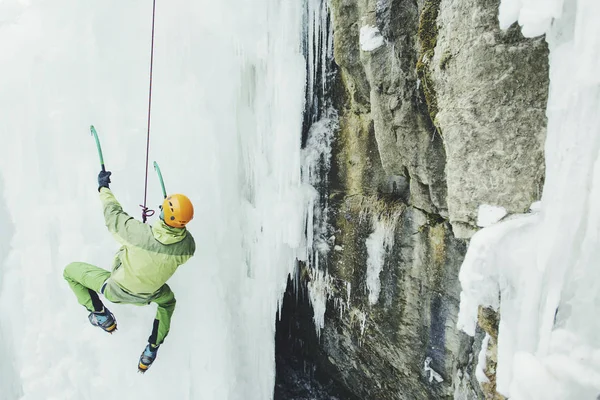 Arrampicata su ghiaccio in montagna lungo la cascata . — Foto Stock