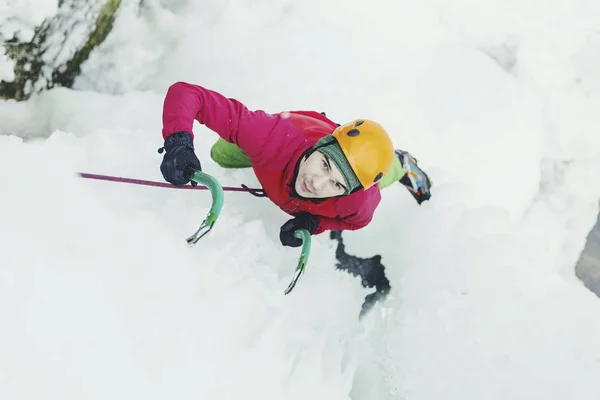 Eisklettern in den Bergen am Wasserfall. — Stockfoto