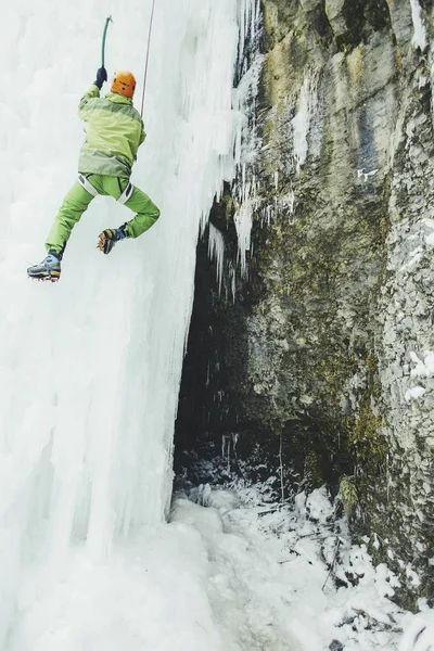 Arrampicata su ghiaccio in montagna lungo la cascata . — Foto Stock