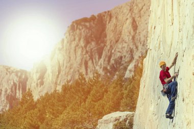 Dağcı dağın zirvesine tırmanıyor.