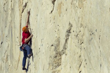 Dağcı dağın zirvesine tırmanıyor.