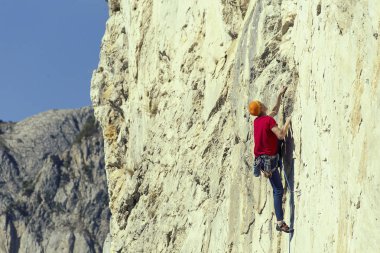 Dağcı dağın zirvesine tırmanıyor.