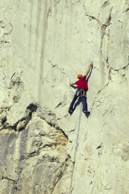 Dağcı dağın zirvesine tırmanıyor.