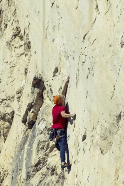 El escalador sube a la cima de la montaña . —  Fotos de Stock