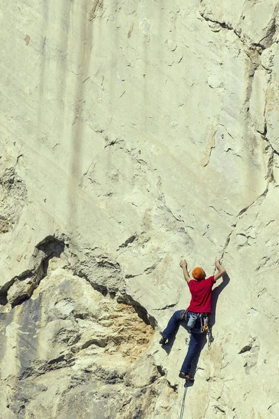 O alpinista sobe ao topo da montanha . — Fotografia de Stock