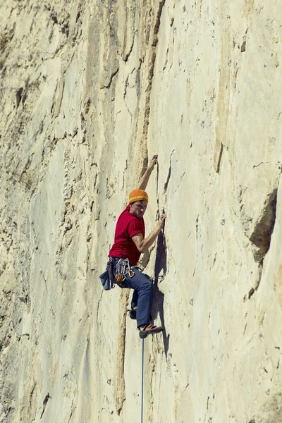 L'alpiniste monte au sommet de la montagne . — Photo