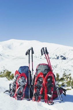 Sırt çantaları kar dağ zemin karşı durmak