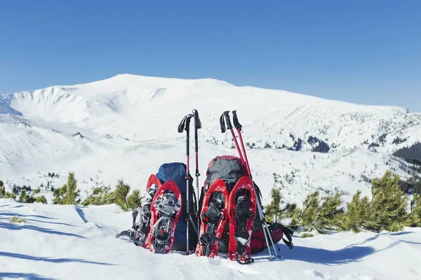 Hátizsák állni a hóban, a háttérben a hegy — Stock Fotó