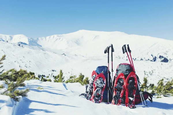 バックパックに山の背景に雪の中で立つ — ストック写真