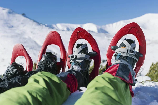 Deux hommes grimpent en hiver dans les montagnes . — Photo