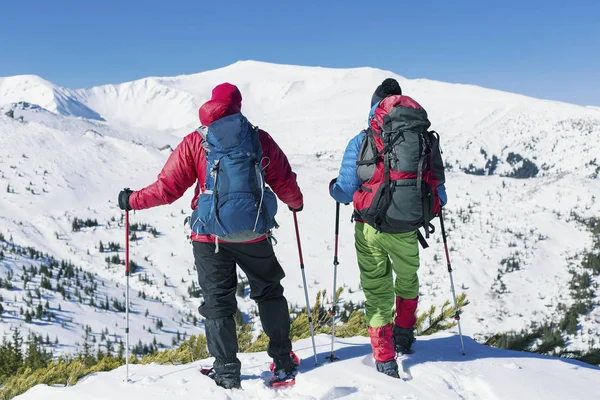 İki adam kış aylarında dağlara tırmanmak.. — Stok fotoğraf