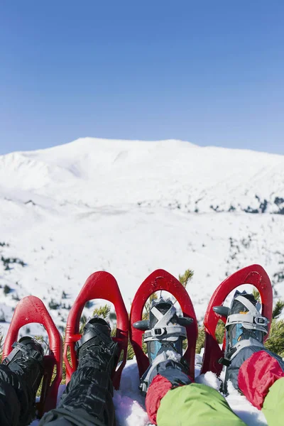 Deux hommes grimpent en hiver dans les montagnes . — Photo