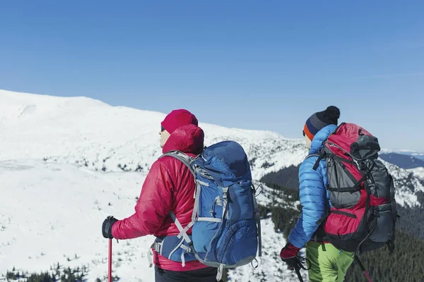 Két férfi mászni a tél a hegyekben. — Stock Fotó