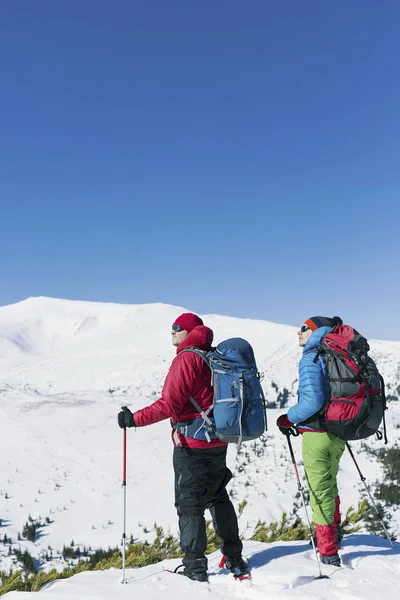 Dois homens escalam no inverno nas montanhas . — Fotografia de Stock