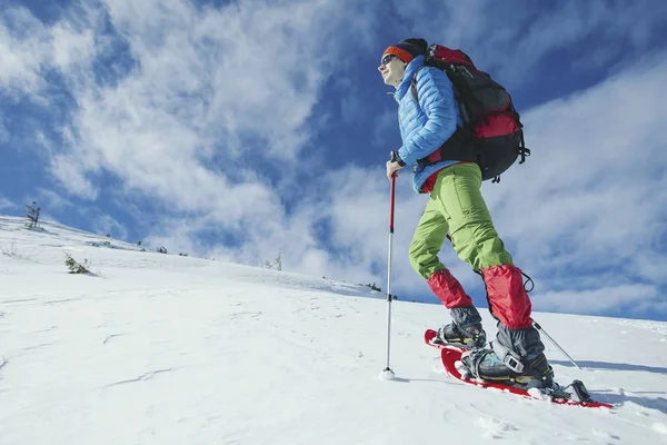 Un uomo si arrampica in montagna in inverno . — Foto Stock