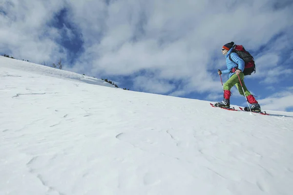 Bir adam dağlarda kışın tırmanıyor.. — Stok fotoğraf