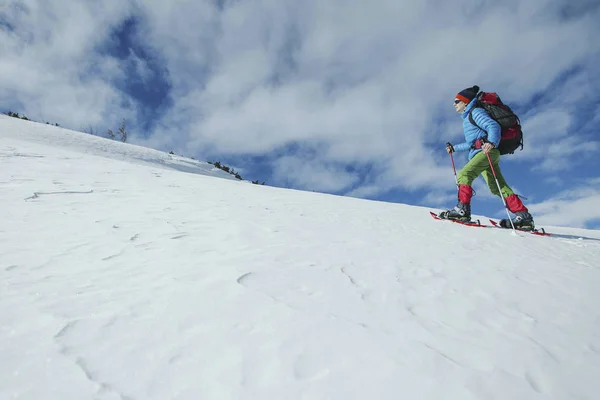 Un hombre sube a las montañas en invierno . — Foto de Stock