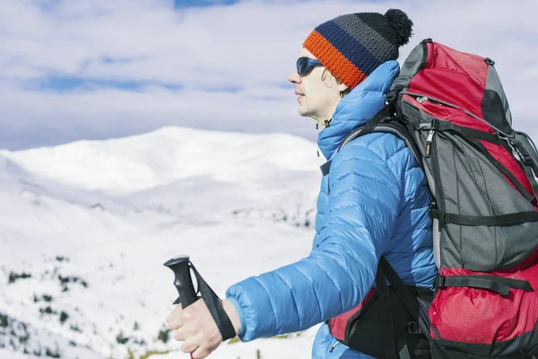 Un homme grimpe dans les montagnes en hiver . — Photo