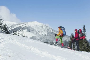 Dağlarda kış Trekking. İki adam bir tırmanış yapmak 