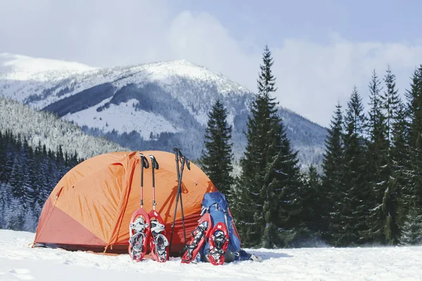 冬は山でトレッキング。テントは鉱山機械の上に — ストック写真