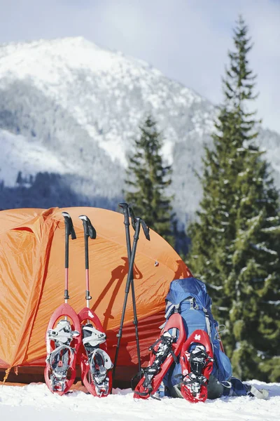 Randonnée hivernale dans les montagnes. La tente est au-dessus de la moun — Photo