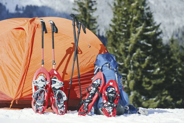 De Trekking van de winter in de bergen. De tent is op de top van de moun — Stockfoto