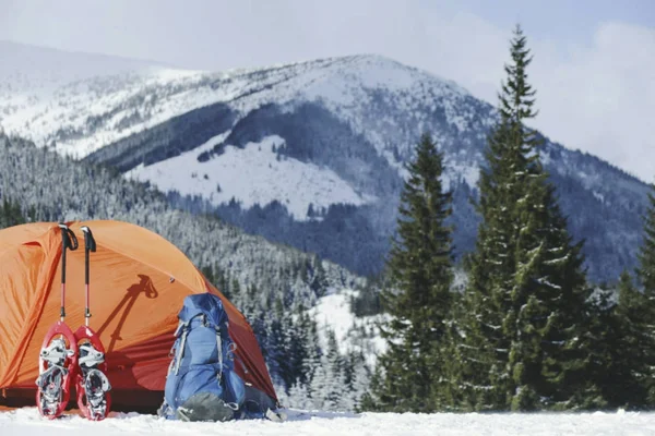 冬天在山上徒步旅行。帐篷在蔓的顶部 — 图库照片