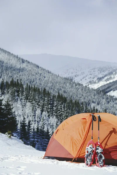 冬は山でトレッキング。テントは鉱山機械の上に — ストック写真