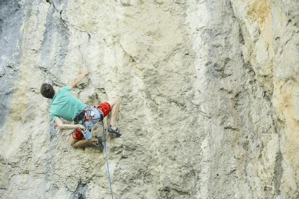 登山家は岩を登り. — ストック写真