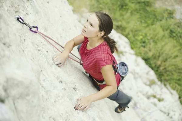 Wspinacz kobieta wspina się na szczyt góry. — Zdjęcie stockowe