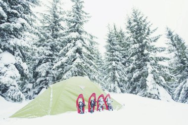 Kış dağlarda trekking. Çadır mountai üzerinde duruyor